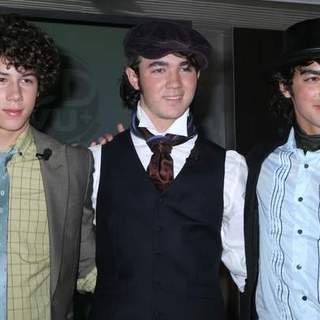 Jonas Brothers in Disney's Hollywood Records To Reveal CDVU +Technology