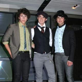 Jonas Brothers; in Disney's Hollywood Records To Reveal CDVU +Technology