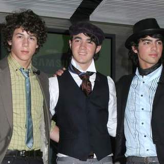 Jonas Brothers; in Disney's Hollywood Records To Reveal CDVU +Technology