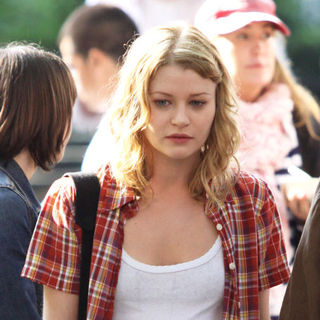 Emilie de Ravin in Robert Pattinson Filming "Remember Me" in Washington Square Park in New York on July 2, 2009