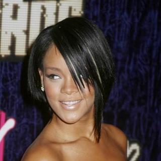 Rihanna in 2007 MTV Video Music Awards - Red Carpet