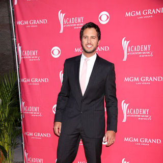 Luke Bryan in 44th Annual Academy Of Country Music Awards - Arrivals