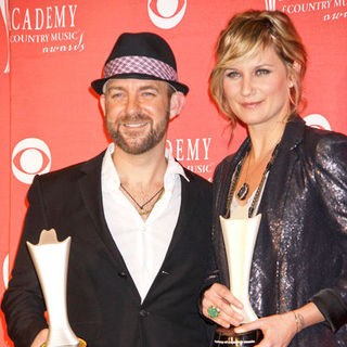 Sugarland in 44th Annual Academy Of Country Music Awards - Press Room