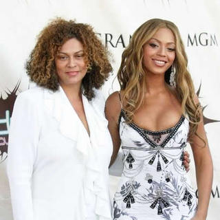 Beyonce Knowles;Tina Knowles; in VH1 Diva Duets 2003