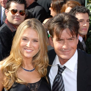 Charlie Sheen;Brooke Mueller; in The 59th Annual Primetime EMMY Awards - Arrivals