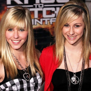 Savvy & Mandy; in "Race to Witch Mountain" Los Angeles Premiere - Arrivals