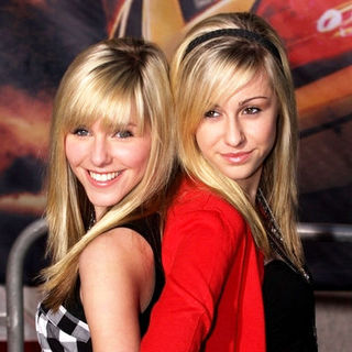 Savvy & Mandy; in "Race to Witch Mountain" Los Angeles Premiere - Arrivals