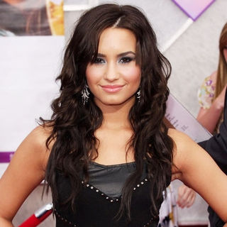 Demi Lovato in "Hanna Montana: The Movie" World Premiere - Arrivals