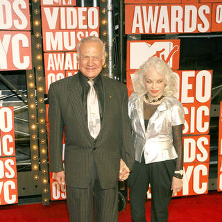 Buzz Aldrin, Lois Aldrin in 2009 MTV Video Music Awards - Arrivals