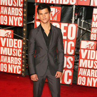Taylor Lautner; in 2009 MTV Video Music Awards - Arrivals