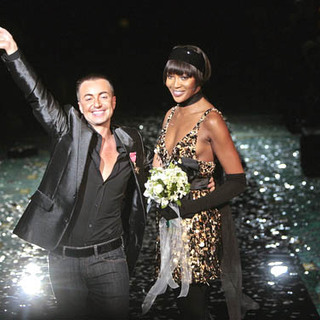 Naomi Campbell;Julien MacDonald; in London Fashion Week - Fall/Winter 2007 - Julien Macdonald - Runway
