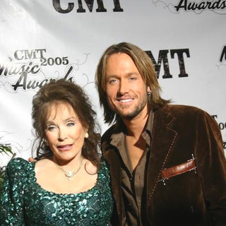 Keith Urban, Loretta Lynn in 2005 CMT Music Awards