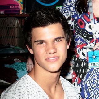Taylor Lautner in Hot Topic Presents the Twilight Tour at the Hollywood & Highland Center- Q&A and Signing