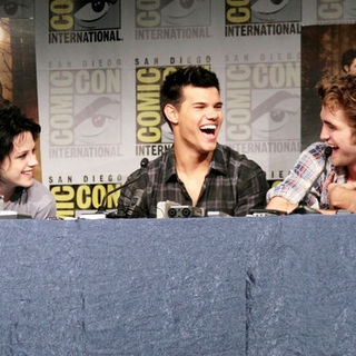 Robert Pattinson;Kristen Stewart;Taylor Lautner; in "New Moon" Press Conference