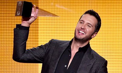 American Music Awards 2014: Luke Bryan Thanks God and Bus Driver in His Acceptance Speech