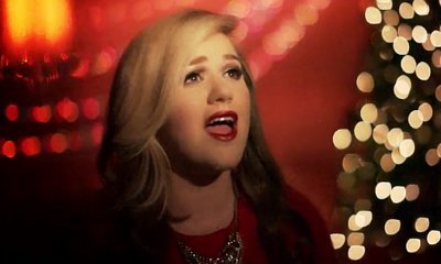 Kelly Clarkson Premieres 'Wrapped in Red' Music Video