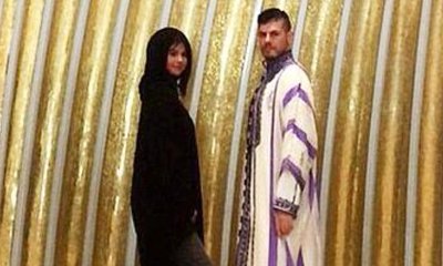 Selena Gomez Deletes Mosque Pic After Being Slammed for Showing Ankle