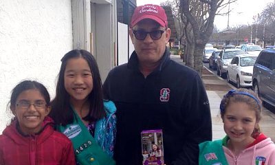 Tom Hanks Helps Girl Scouts Sell Cookies by Taking Pictures