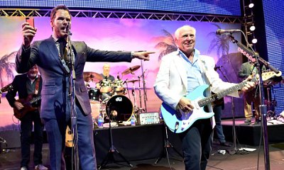 Video: Chris Pratt Sings With Jimmy Buffett at 'Jurassic World' Premiere