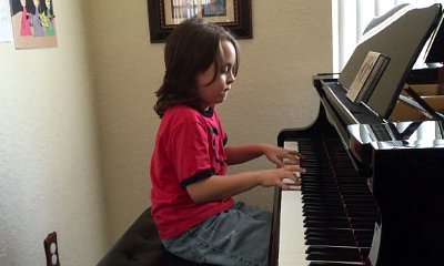 A 7-Year-Old Piano Prodigy Plays Medley of '1989' Songs, Gets Invited to Taylor Swift's Show