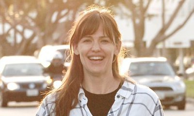 Jennifer Garner Spotted Without Wedding Ring After Ben Affleck Split