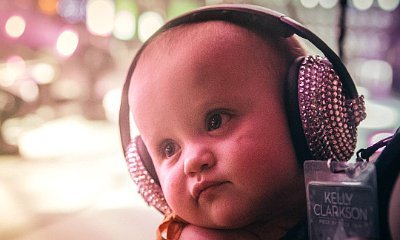 Kelly Clarkson Shares Adorable Backstage Photo Showing Daughter's 'VIP' Status