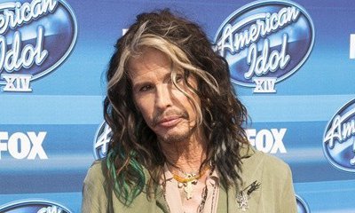 Steven Tyler Sings With Street Musician in Moscow