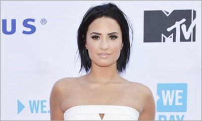 Demi Lovato Seems Amused by Fan Who Asks Her to Sign Nude Photo