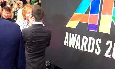 OMG! Ed Sheeran Locks Lips With Rove McManus at ARIA Awards 2015