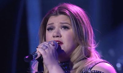 Kelly Clarkson Breaks Down in Tears While Performing on 'American Idol'