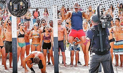 Zac Efron and Dwayne Johnson Have Pull-Up Challenge in New 'Baywatch' Photo. Who Wins?