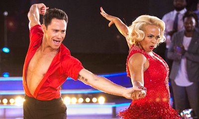 'Dancing with the Stars': Injured Kim Fields Keeps Dancing on 'Famous Dances' Night