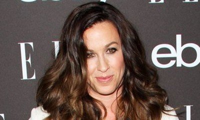Pregnant Alanis Morissette Completely Naked in This Beautiful Underwater Photo