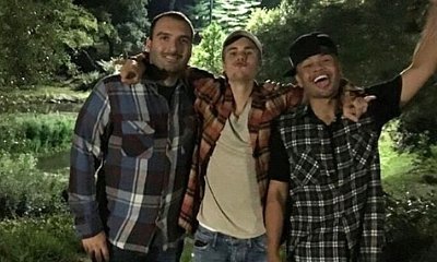 Justin Bieber Goes Unnoticed While Playing Pokemon Go With Friends in NYC
