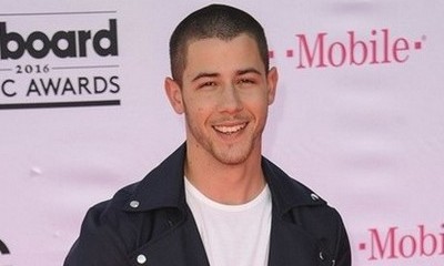 Nick Jonas Gets Cozy With Bikini Hottie in Hawaii