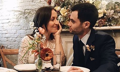 'Gossip Girl' Alum Penn Badgley Marries Domino Kirke in Brooklyn Courthouse