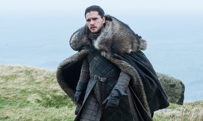 'Game of Thrones' Outtake: Watch Jon Snow Hilariously Pretend to Be Dragon