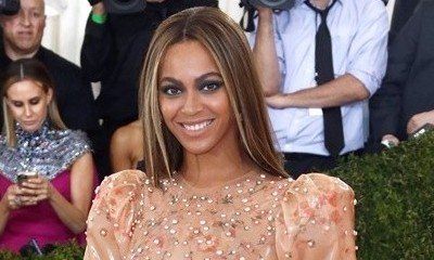 Beyonce Visits Hurricane Harvey Victims in Houston and Helps Serve Food