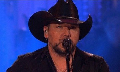 Jason Aldean Pays Tribute to Las Vegas Shooting Victims During Surprise Performance on 'SNL'