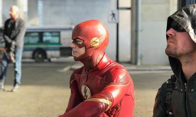 Arrow and The Flash Hang Out Together in BTS Photo of Arrowverse Crossover