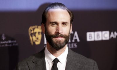 Joseph Fiennes Teases 'Handmaid's Tale' Season 2 at 2018 SAG Awards