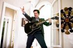 Fresh Photos of the Crazy Things Jim Carrey Does in 'Yes Man'