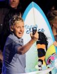 Ellen DeGeneres Wins Choice Twit Teen Choice Award