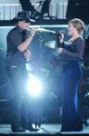 2010 CMA Awards: Kelly Clarkson and Jason Aldean's Duet Performance