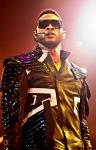 Usher Hit in the Face by a Fan During Concert