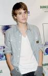 Justin Bieber Auctions Off Meet-and-Greet and Personal Stuffs for Charity