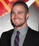 'Vampire Diaries' Hunk Stephen Amell Is The CW's Green Arrow
