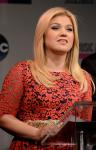 Kelly Clarkson Slams Cheating Reports