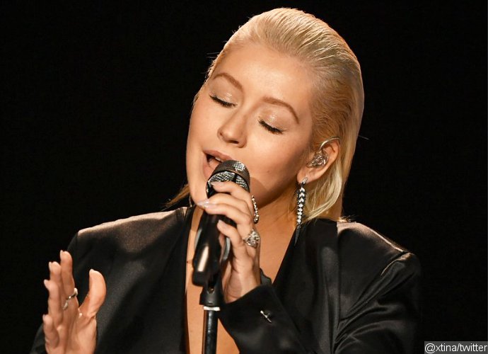AMAs 2017: Christina Aguilera Pays Tribute to Whitney Houston and 'The Bodyguard'