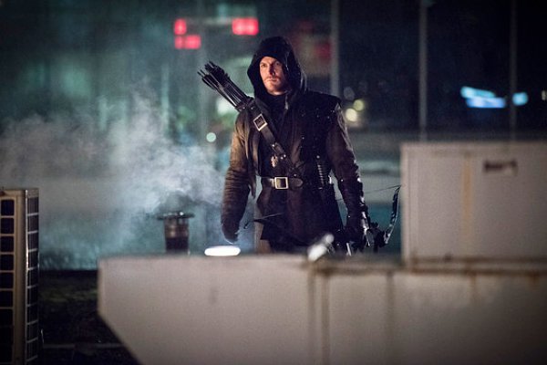 'Arrow' Pics Show Oliver Queen in Dark Archer Costume